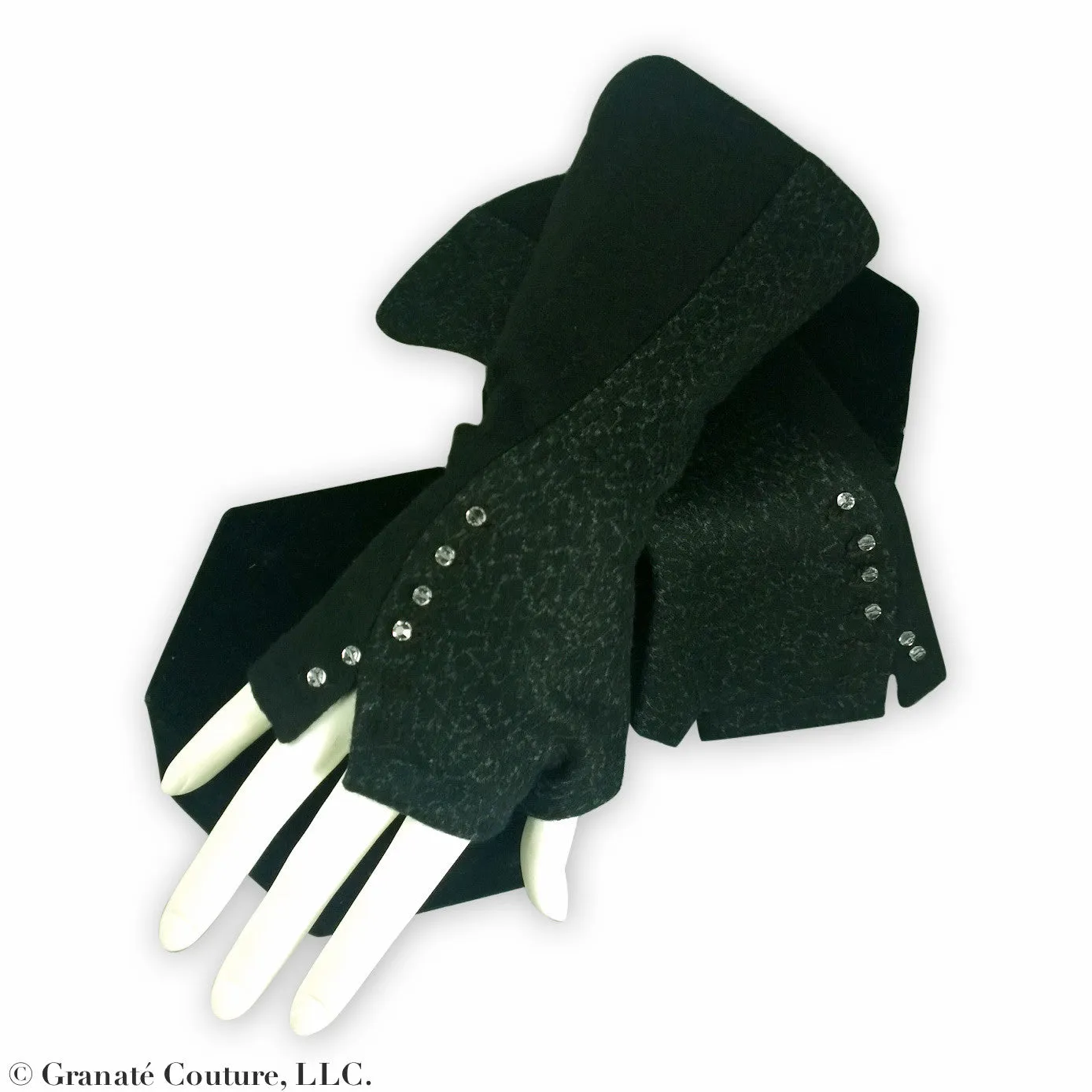 BUTTON MOTIF Gloves. MORE colours.