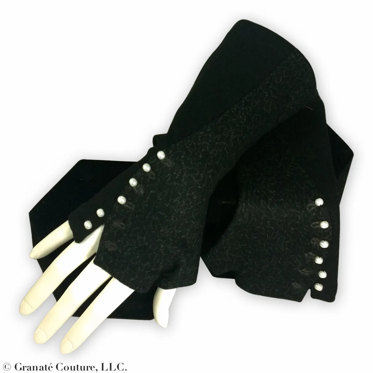 BUTTON MOTIF Gloves. MORE colours.