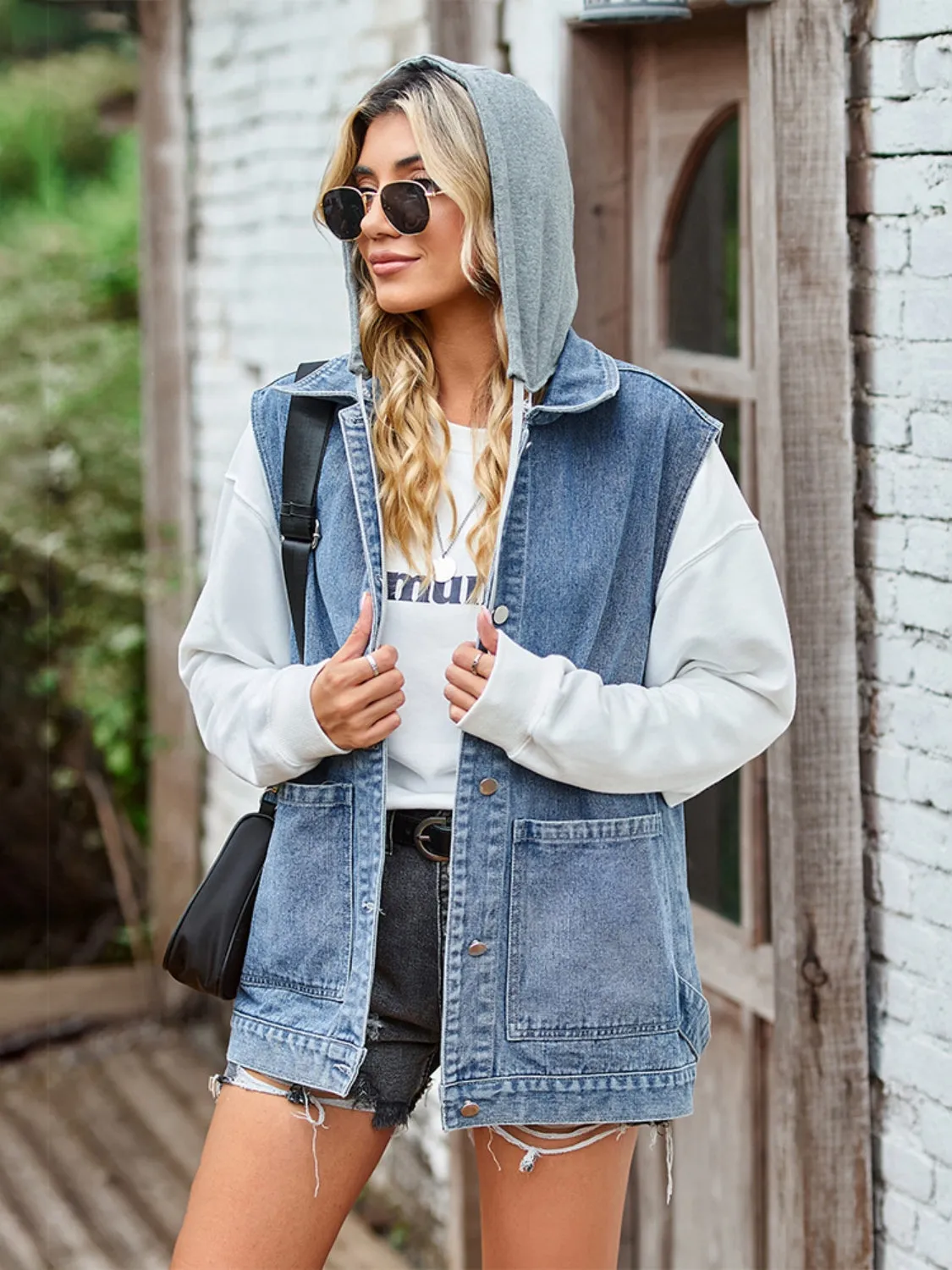 Denim Jacket with Pockets Button Up Sleeveless Light Jacket New Women's Fashion