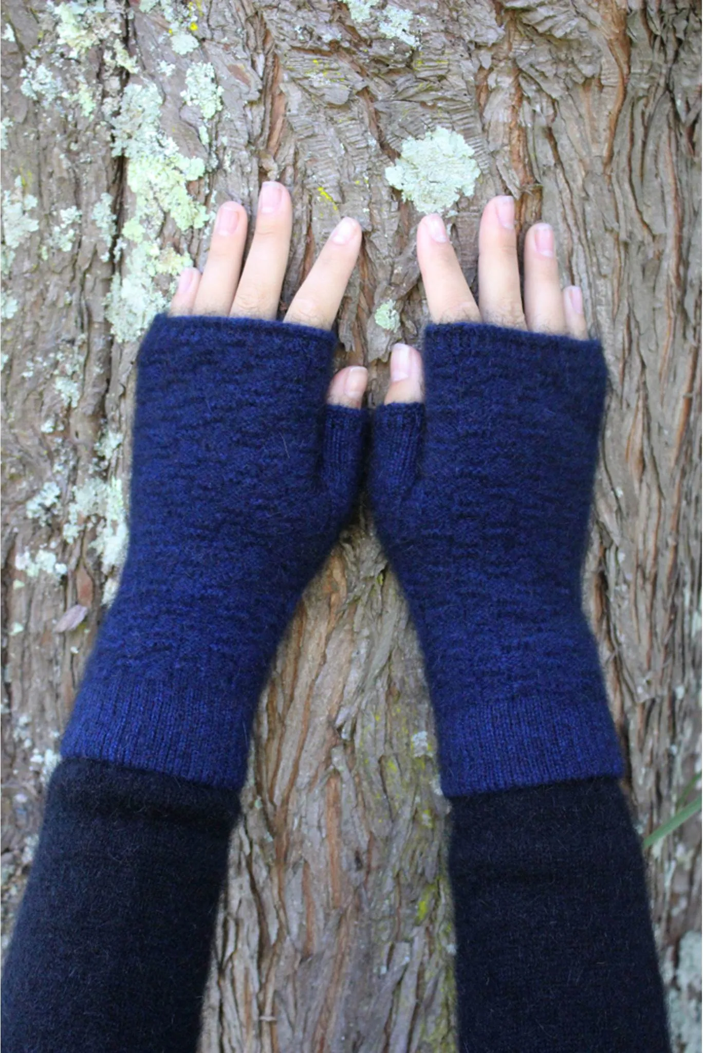 Lothlorian - 9717 Merino Possum Dash Fingerless Mitten