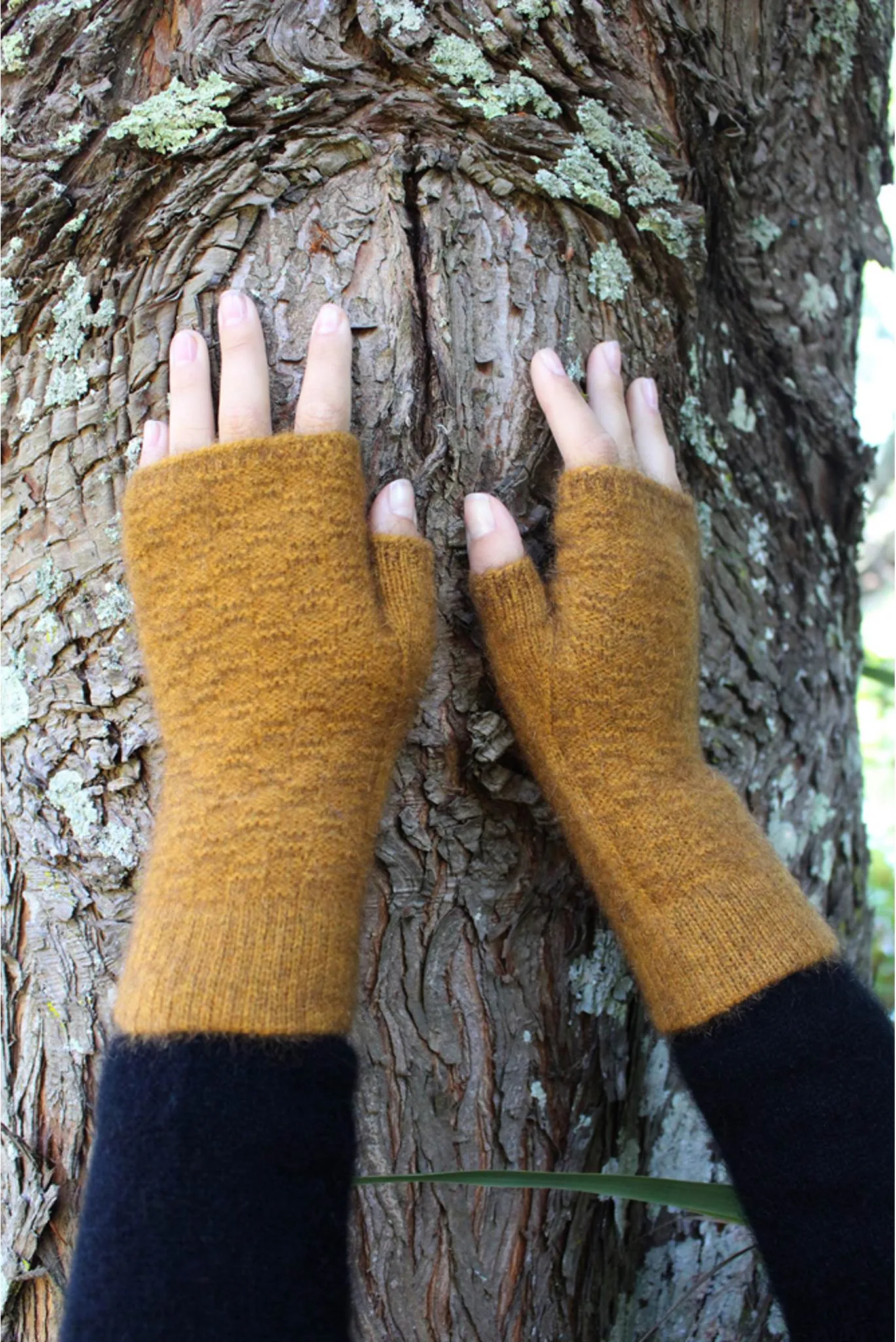 Lothlorian - 9717 Merino Possum Dash Fingerless Mitten