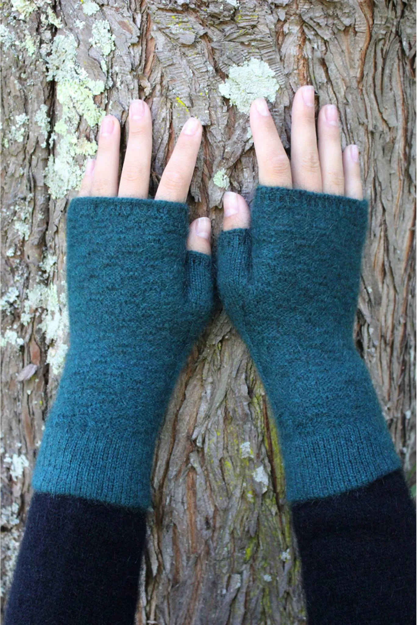 Lothlorian - 9717 Merino Possum Dash Fingerless Mitten