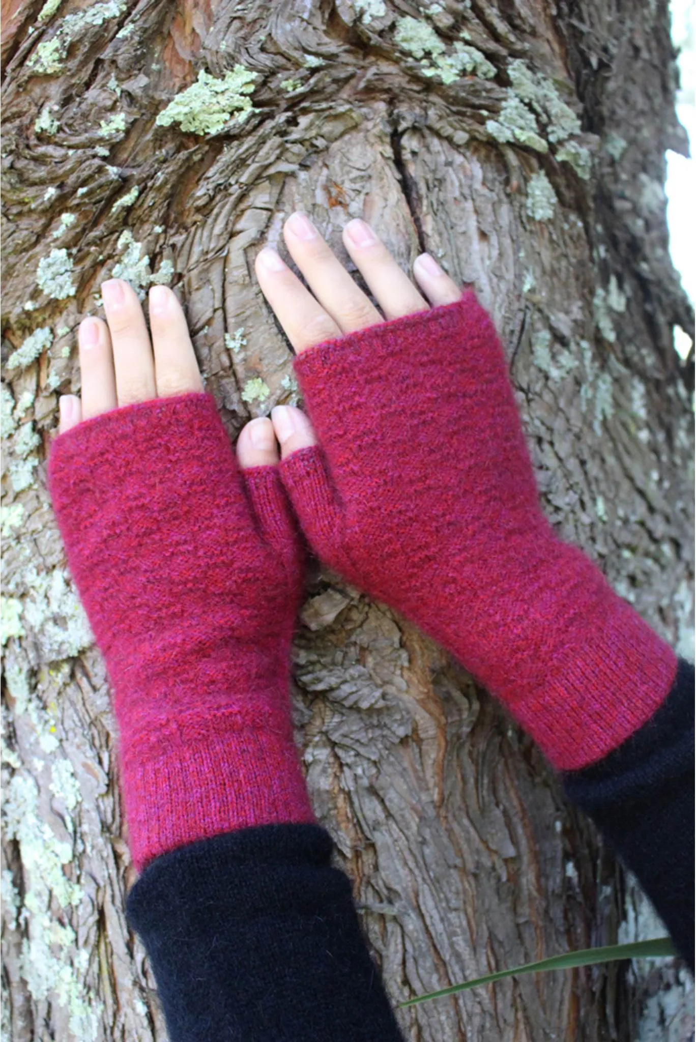 Lothlorian - 9717 Merino Possum Dash Fingerless Mitten